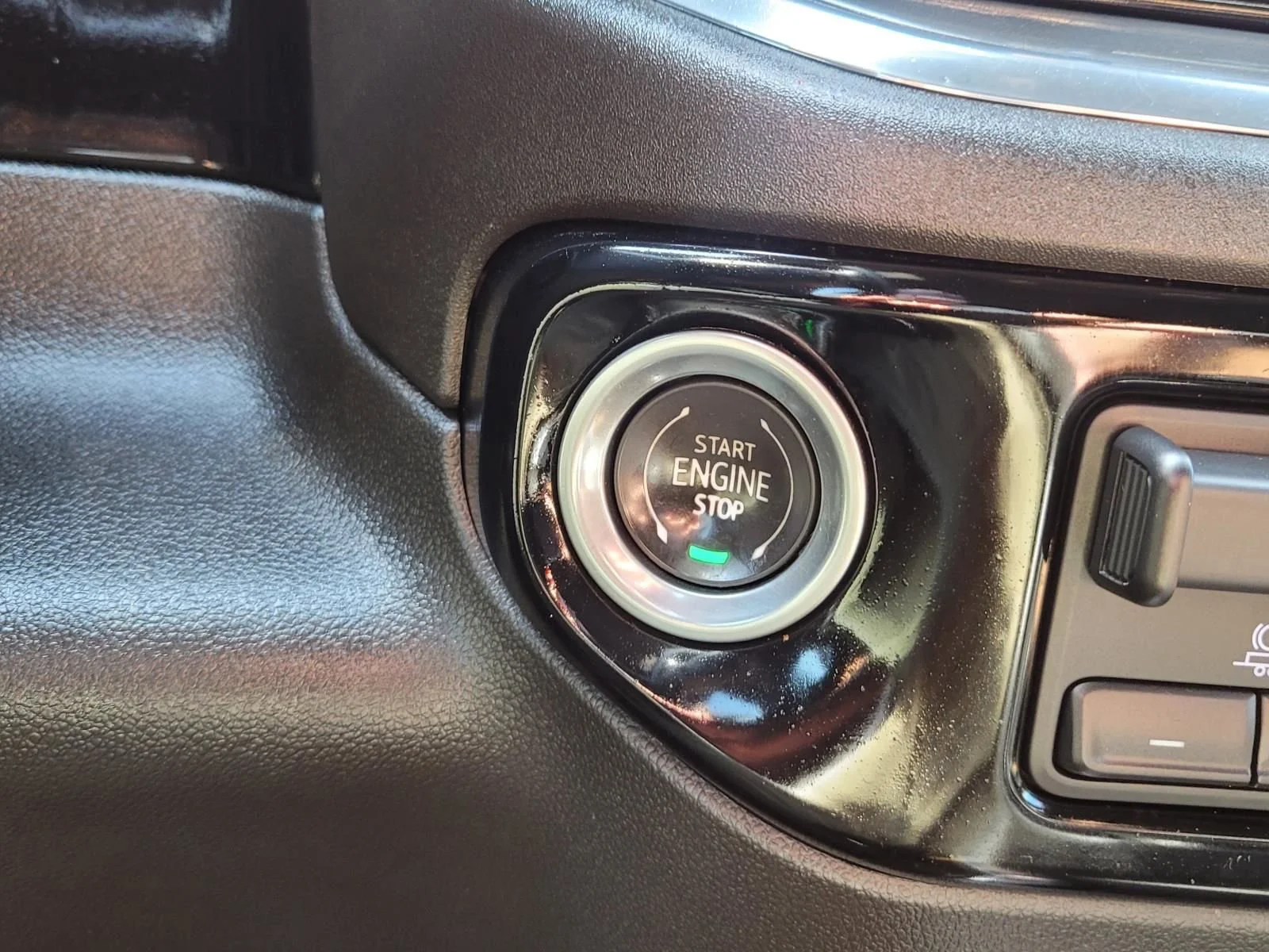 Used 2024 Iridescent Pearl Tricoat Chevrolet High Country image 28