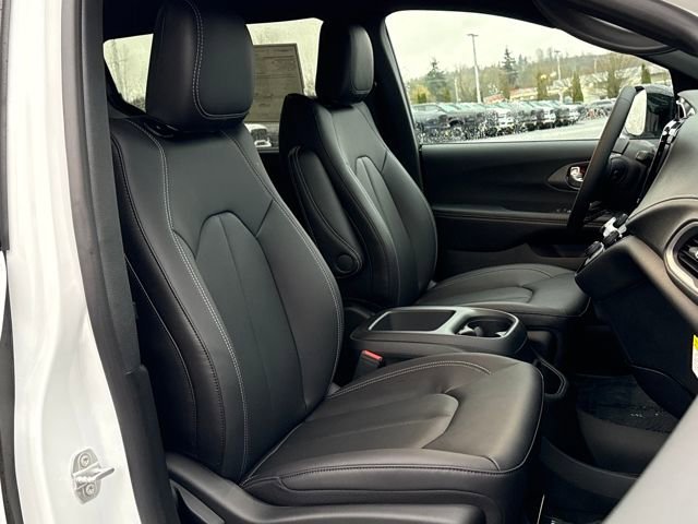 New 2026 Bright White Clear-Coat Exterior Paint Chrysler Select image 26
