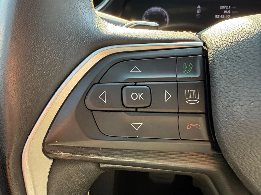 Used 2023 Silver Jeep Altitude X image 18