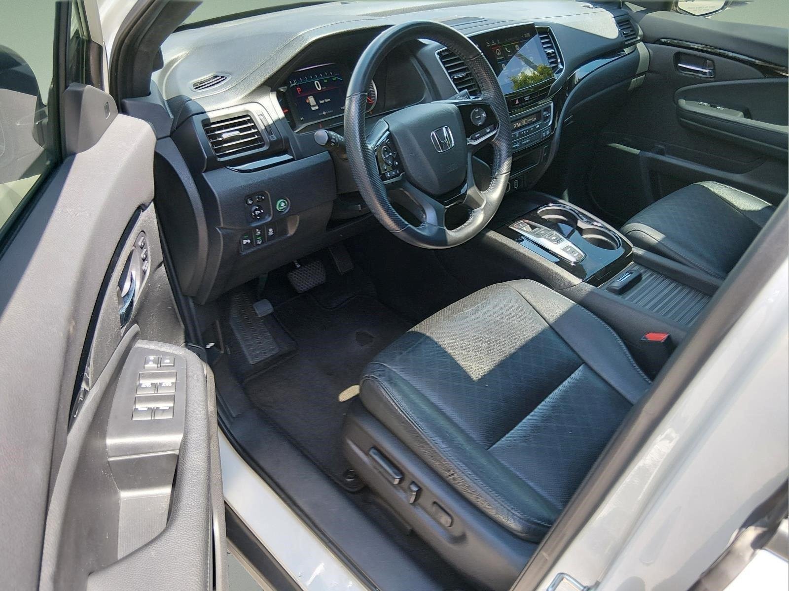 Used 2019 White Diamond Pearl Honda Touring image 9