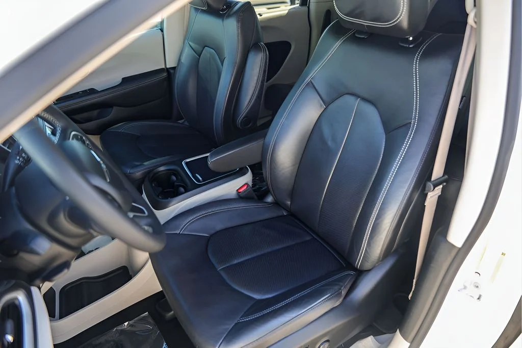 Used 2022 White Chrysler Touring L image 10