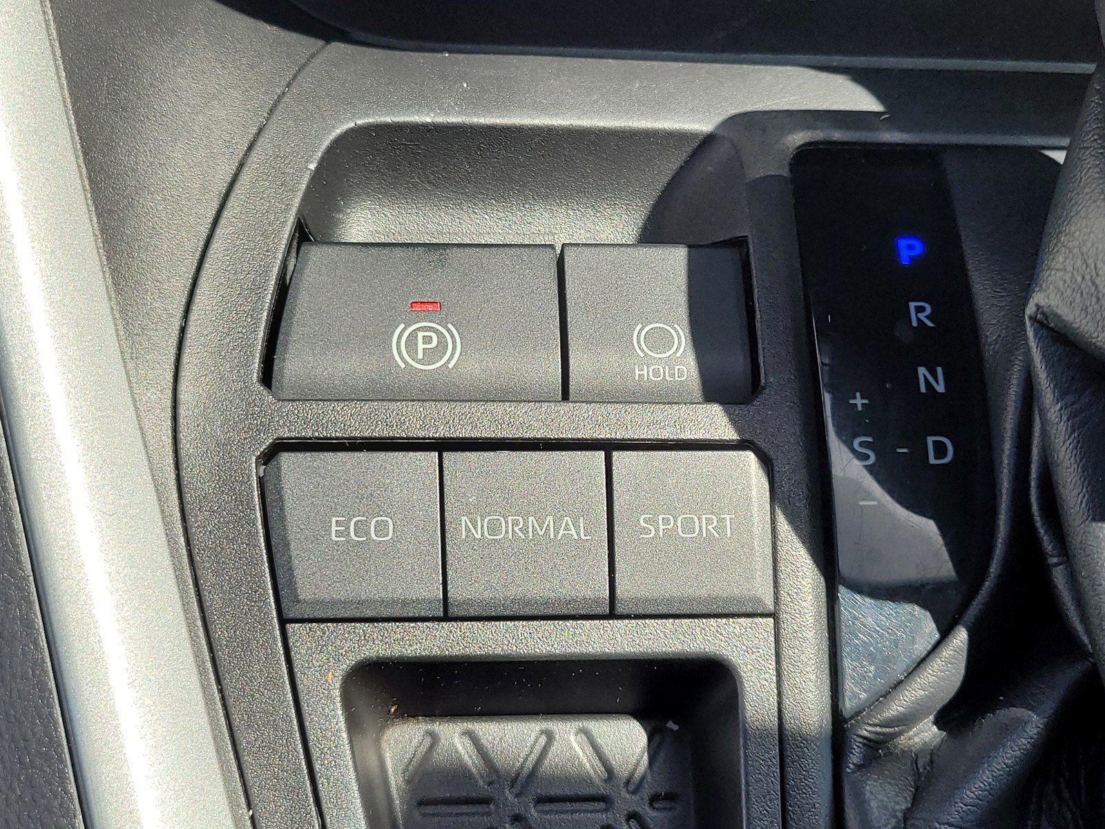 Used 2022  Toyota LE image 23