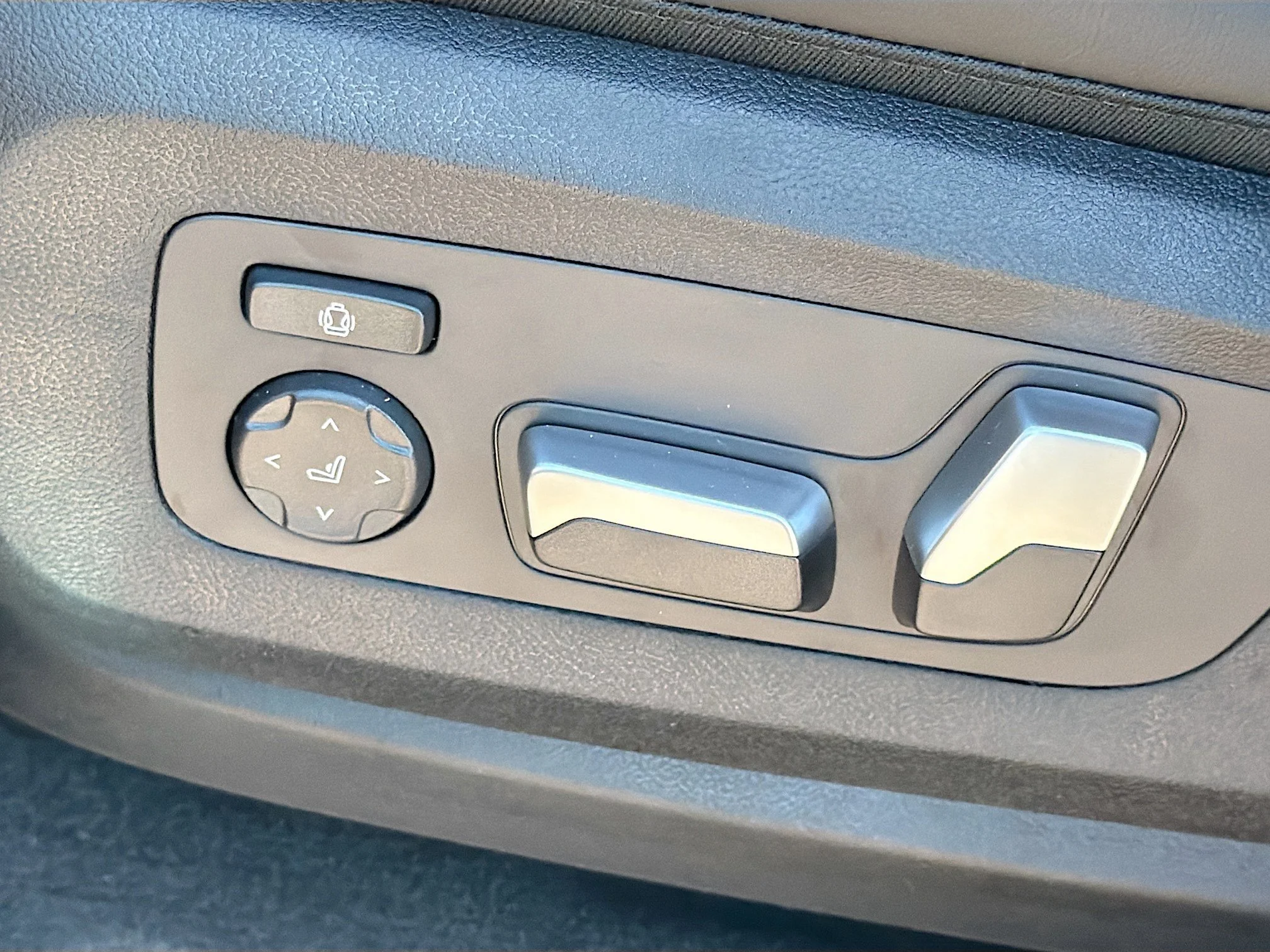 New 2026 Black Sapphire Metallic BMW xDrive40i image 24