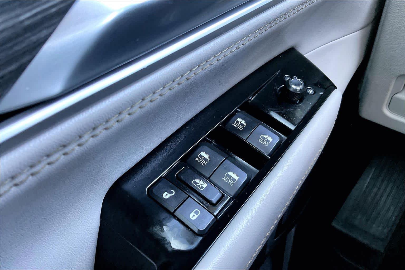 Used 2022 Diamond Black Crystal Pearlcoat Jeep Series III image 28