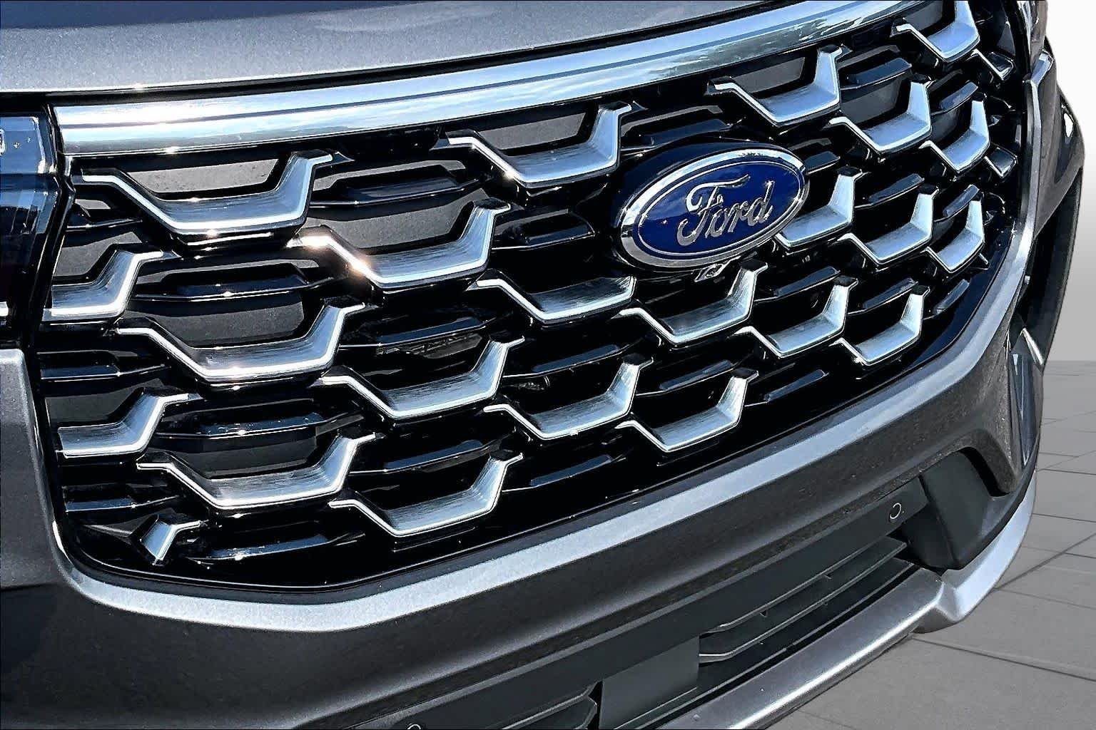 Used 2025 Carbonized Gray Metallic Ford Platinum image 30