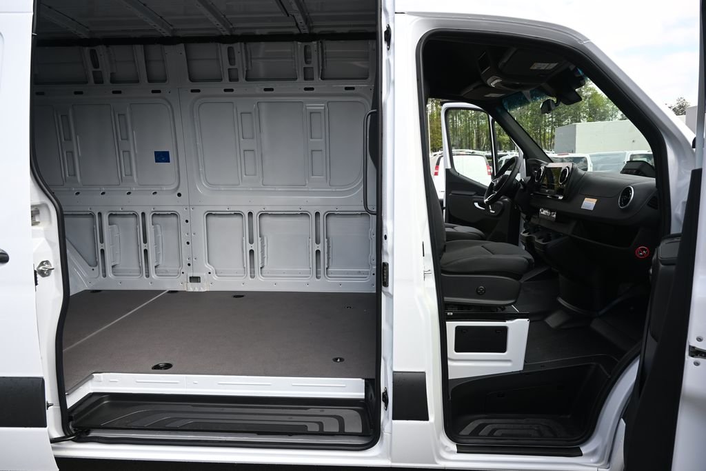 Used 2026 Arctic White Mercedes-Benz Cargo 170 WB image 21