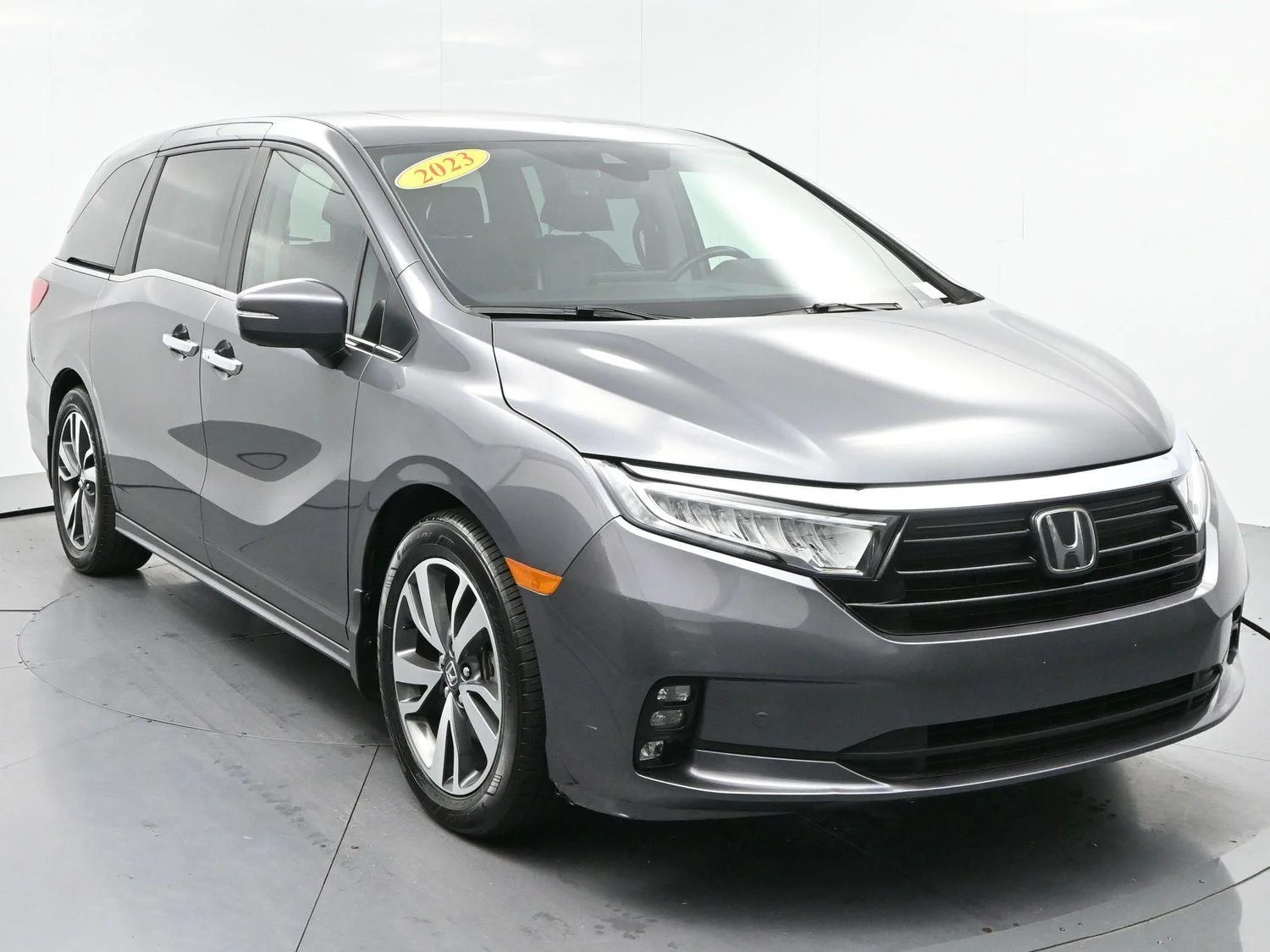 Used 2023 Modern Steel Metallic Honda Touring image 2