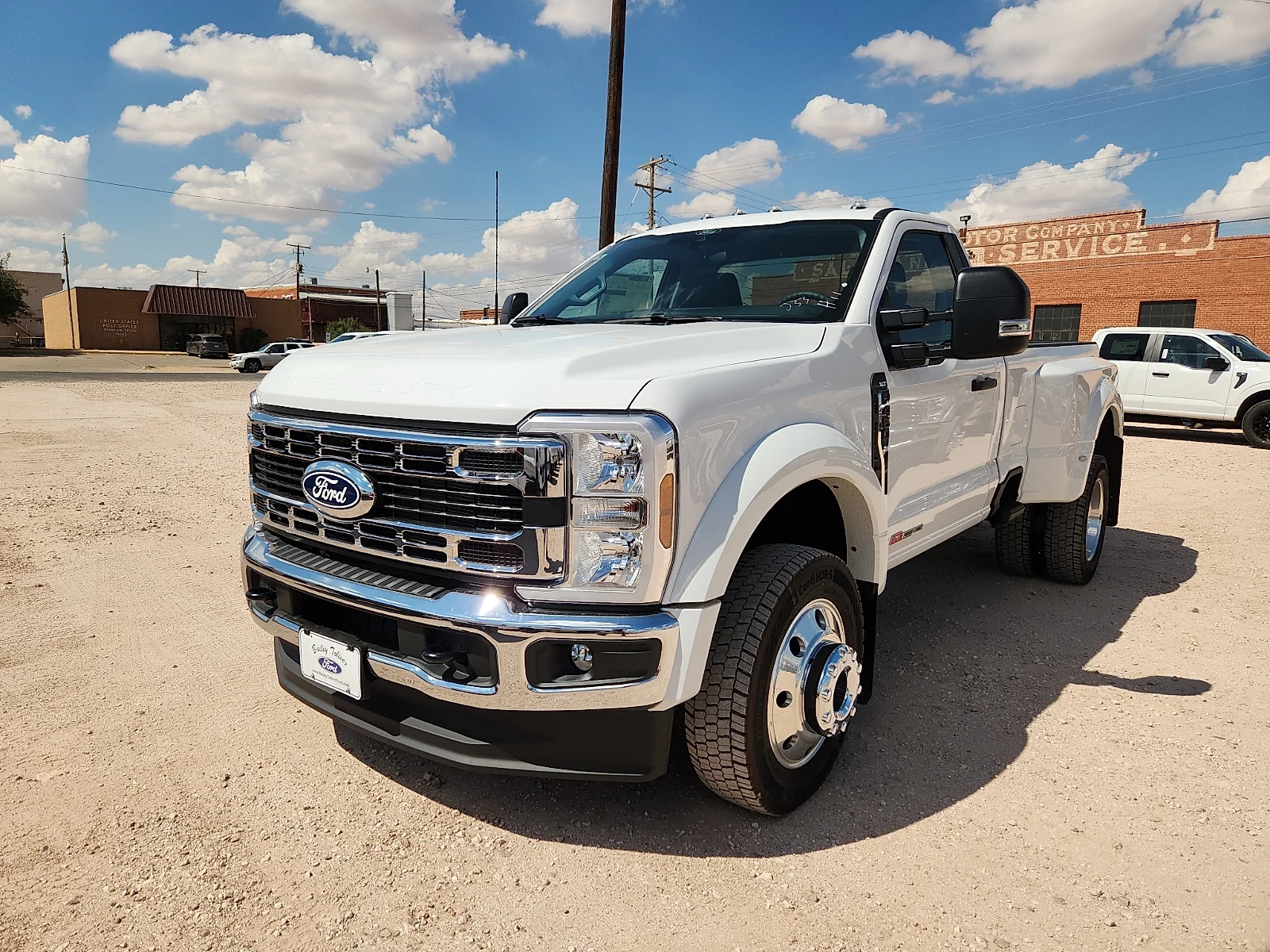 New 2027 Oxford White Ford XLT image 3