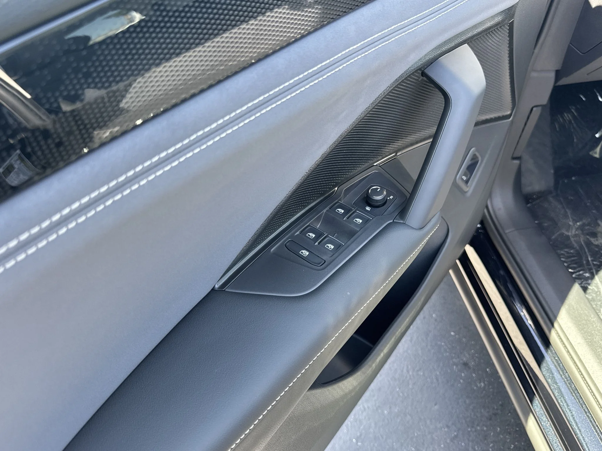 New 2026 Deep Black Pearl Volkswagen SE image 12