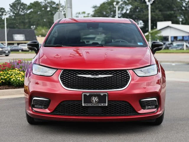 Used 2025 Red Hot Pearlcoat Chrysler Select image 13