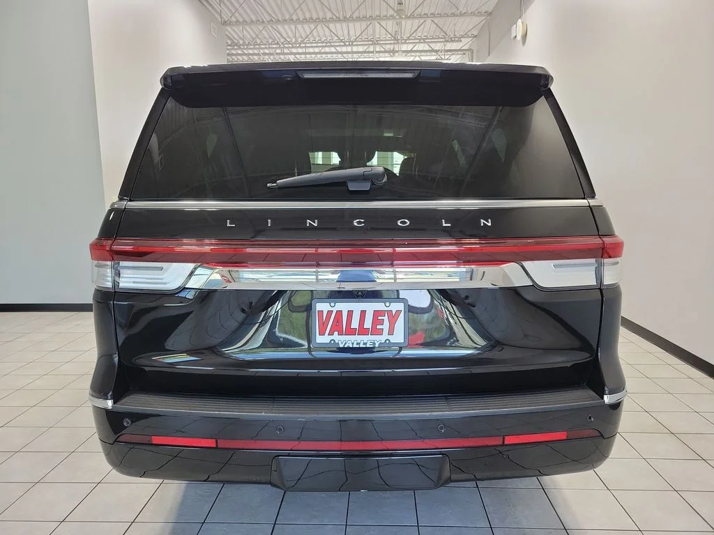 Used 2024 Black Metallic Lincoln Reserve image 11