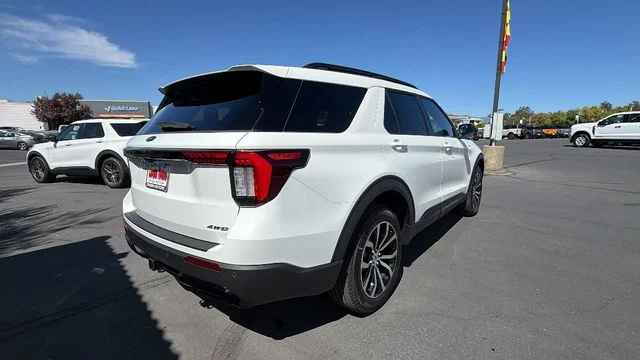 New 2026 Star White Metallic Tri-Coat Ford ST-Line image 4