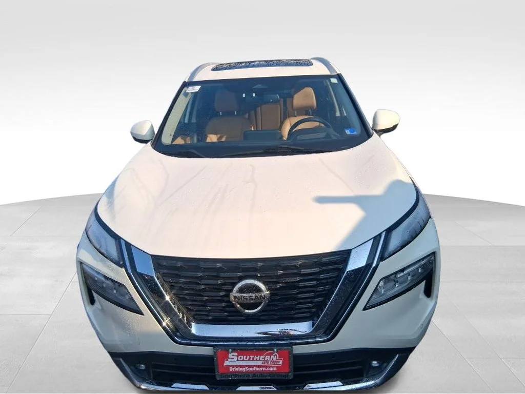 Used 2021 White Nissan Platinum image 16