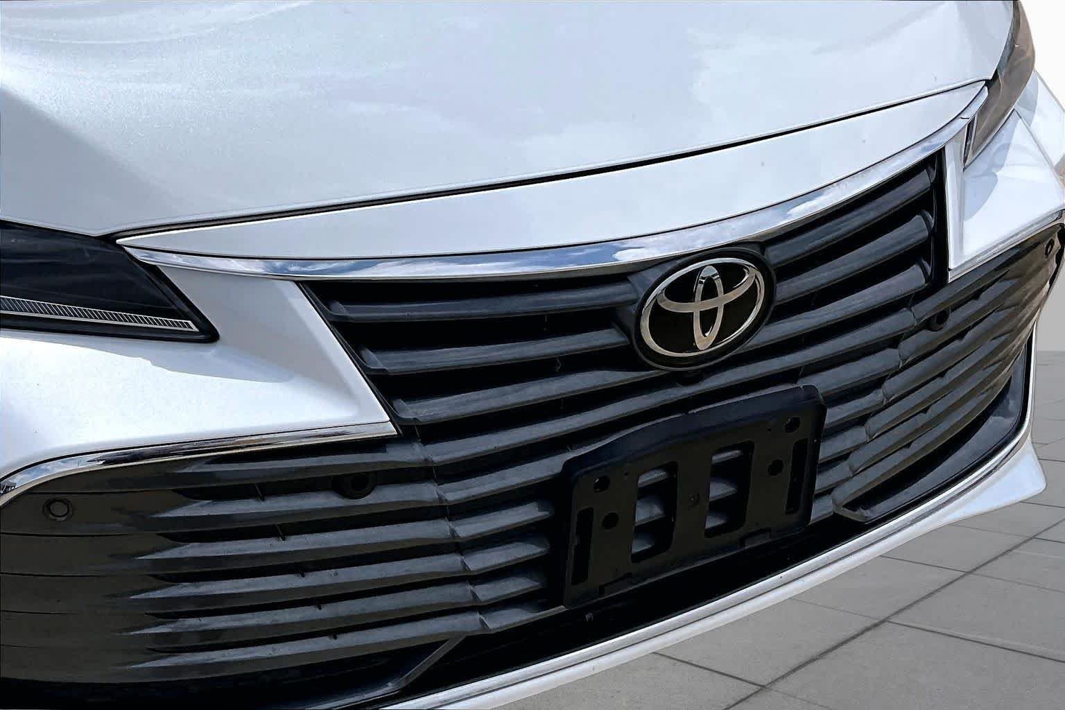 Used 2019 Wind Chill Pearl Toyota Limited image 29