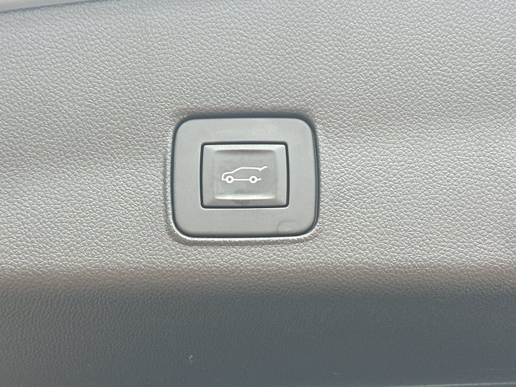 Used 2025  Chevrolet RS image 36