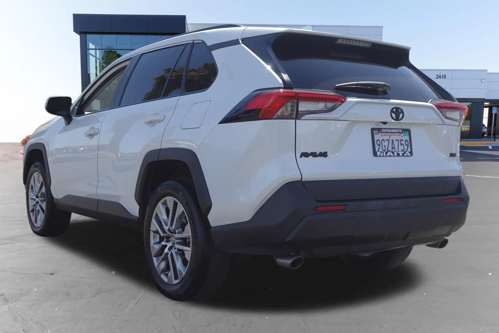 Used 2023 Wind Chill Pearl Toyota XLE Premium image 5