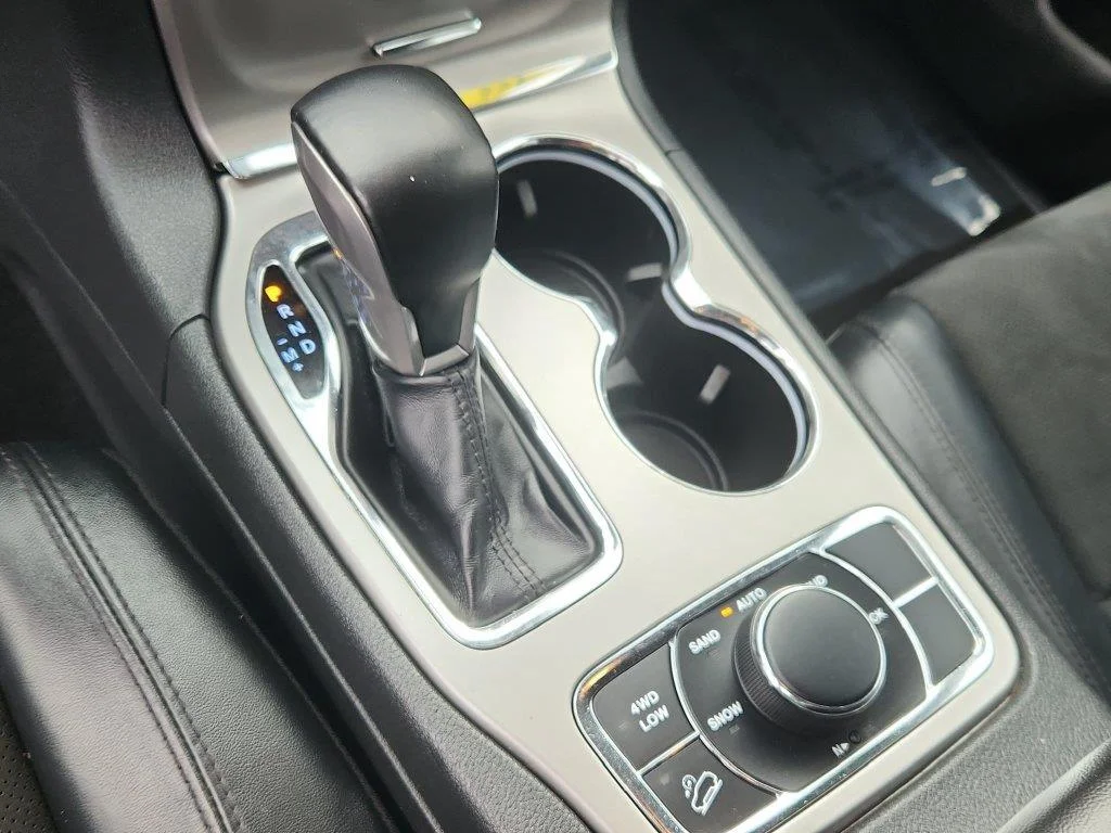 Used 2022 Bright White Clearcoat Jeep Laredo X image 24