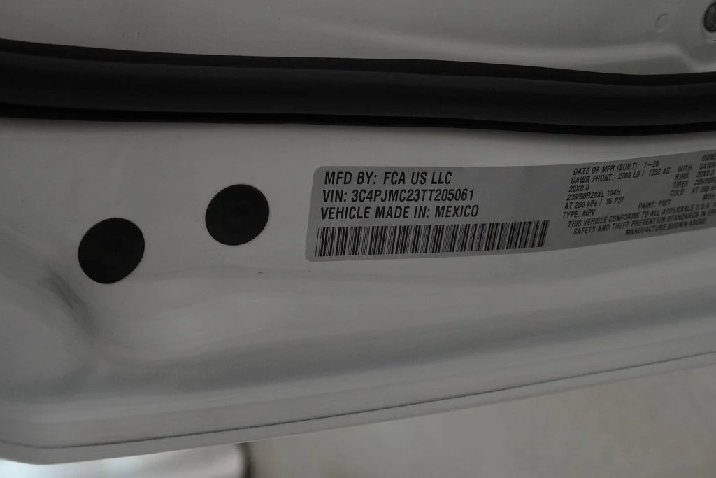 New 2026 Bright White Clear-Coat Exterior Paint Jeep Overland image 39