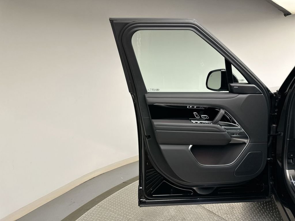 New 2026 Santorini Black Metallic Land Rover SE image 17