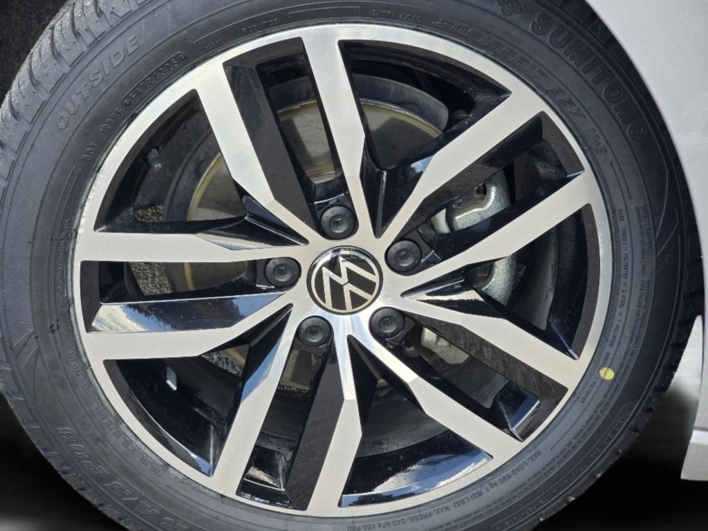 Used 2025 Pyrite Silver Metallic Volkswagen SE image 24