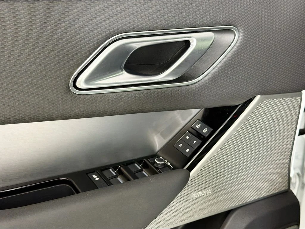 Used 2023 White Land Rover R-Dynamic S MHEV image 18