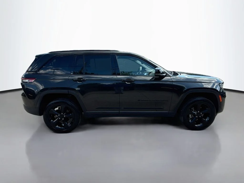 Used 2023 Rocky Mountain Pearlcoat Jeep Limited image 9