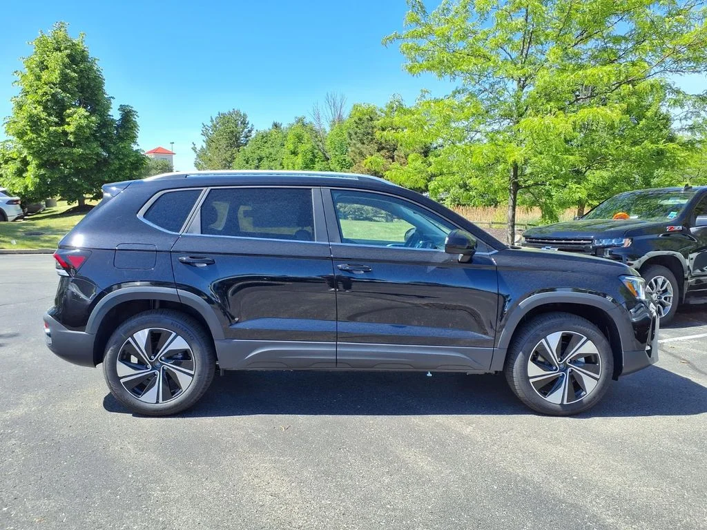 New 2026 Deep Black Pearl Volkswagen 1.5T SE image 3