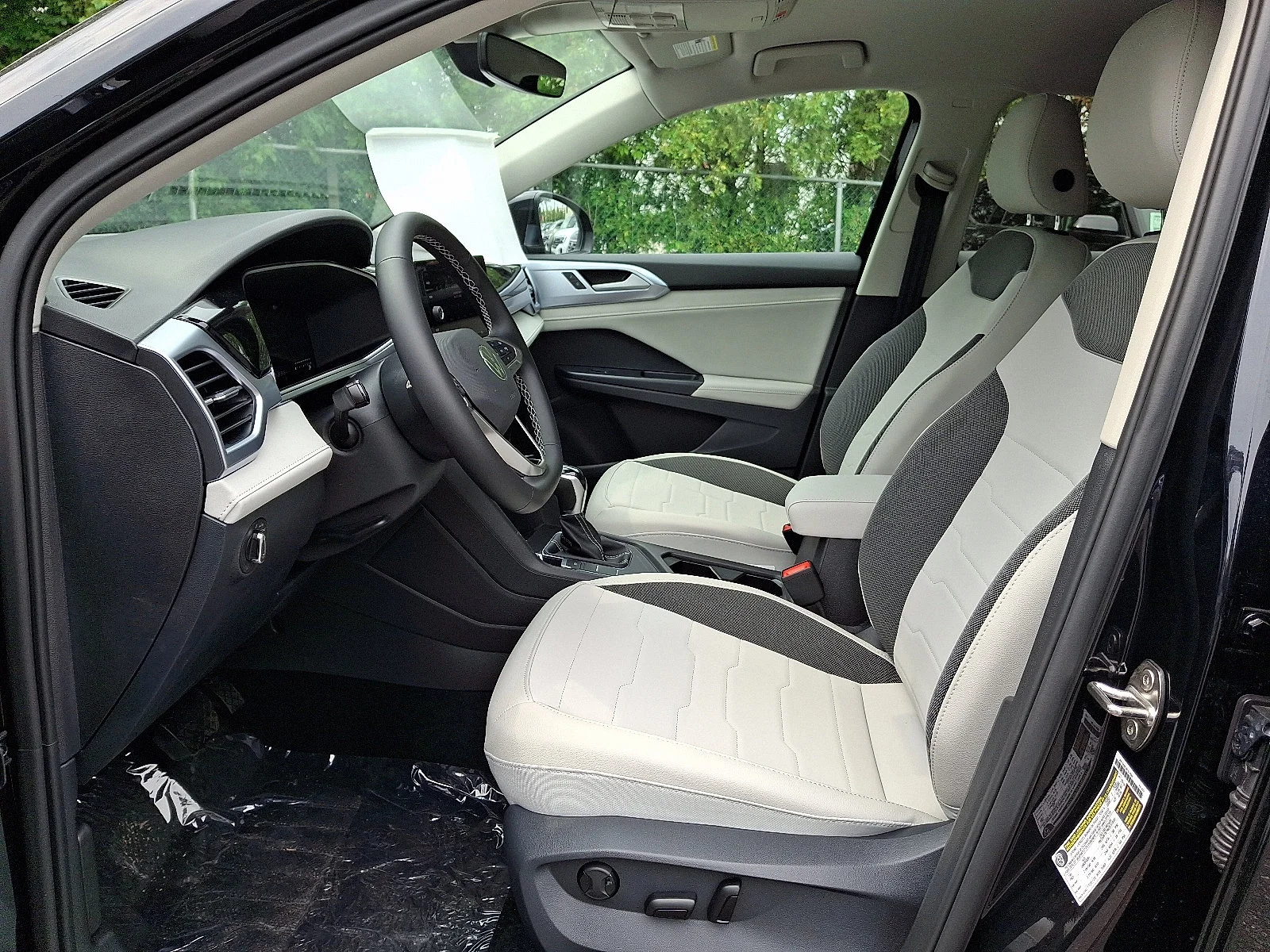 New 2026 Deep Black Pearl Volkswagen SE image 10