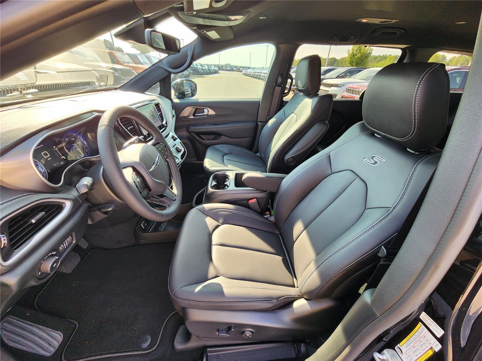 2026 Chrysler Pacifica Select - Photo 13