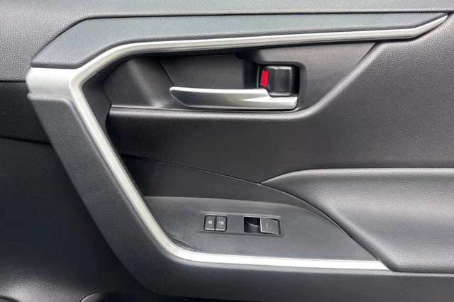 2025 Toyota RAV4 XLE - Photo 20