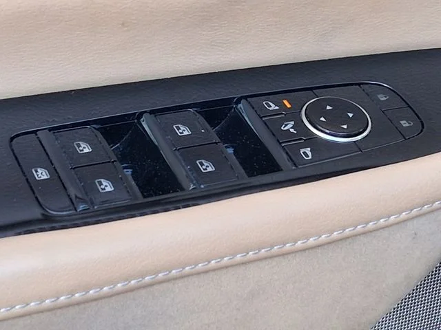 Used 2025 White INFINITI SENSORY image 18