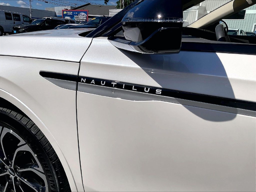 Used 2025 White Lincoln Reserve image 29