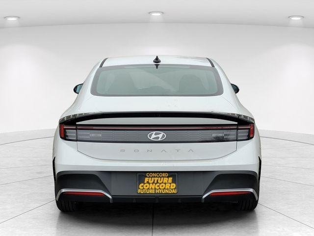 New 2026 White Hyundai SE image 4