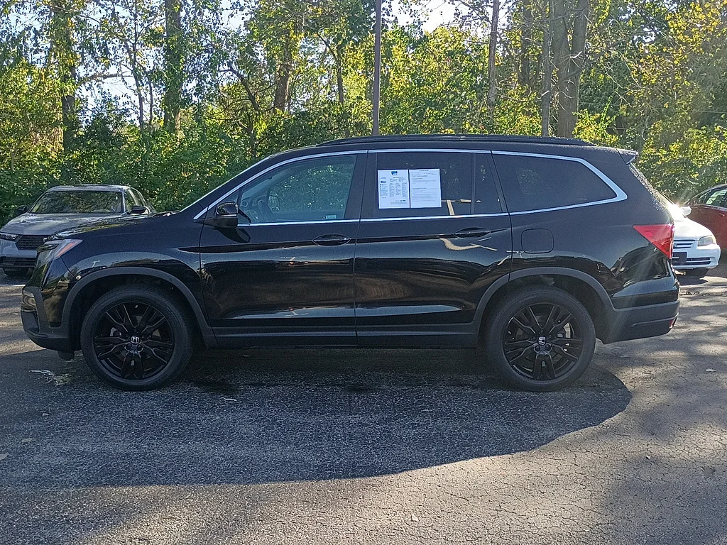 Certified Used 2022 Crystal Black Pearl Honda SE image 6