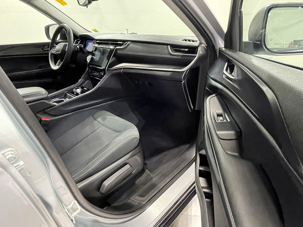 Used 2023 Silver Jeep Laredo image 24