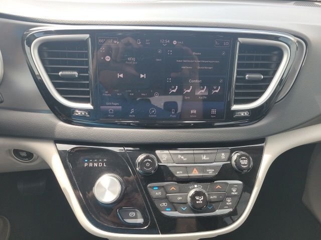 Used 2023 Black Chrysler Touring L image 6