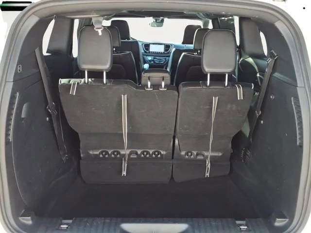 Used 2025  Chrysler Limited image 30