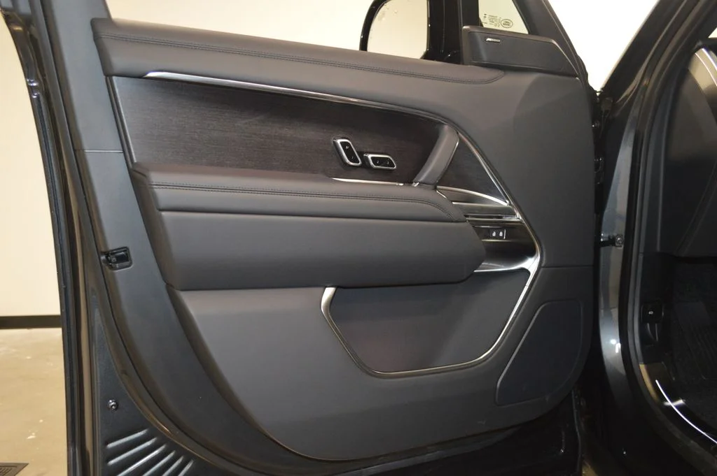 New 2026 Carpathian Gray Premium Metallic Land Rover SE image 17