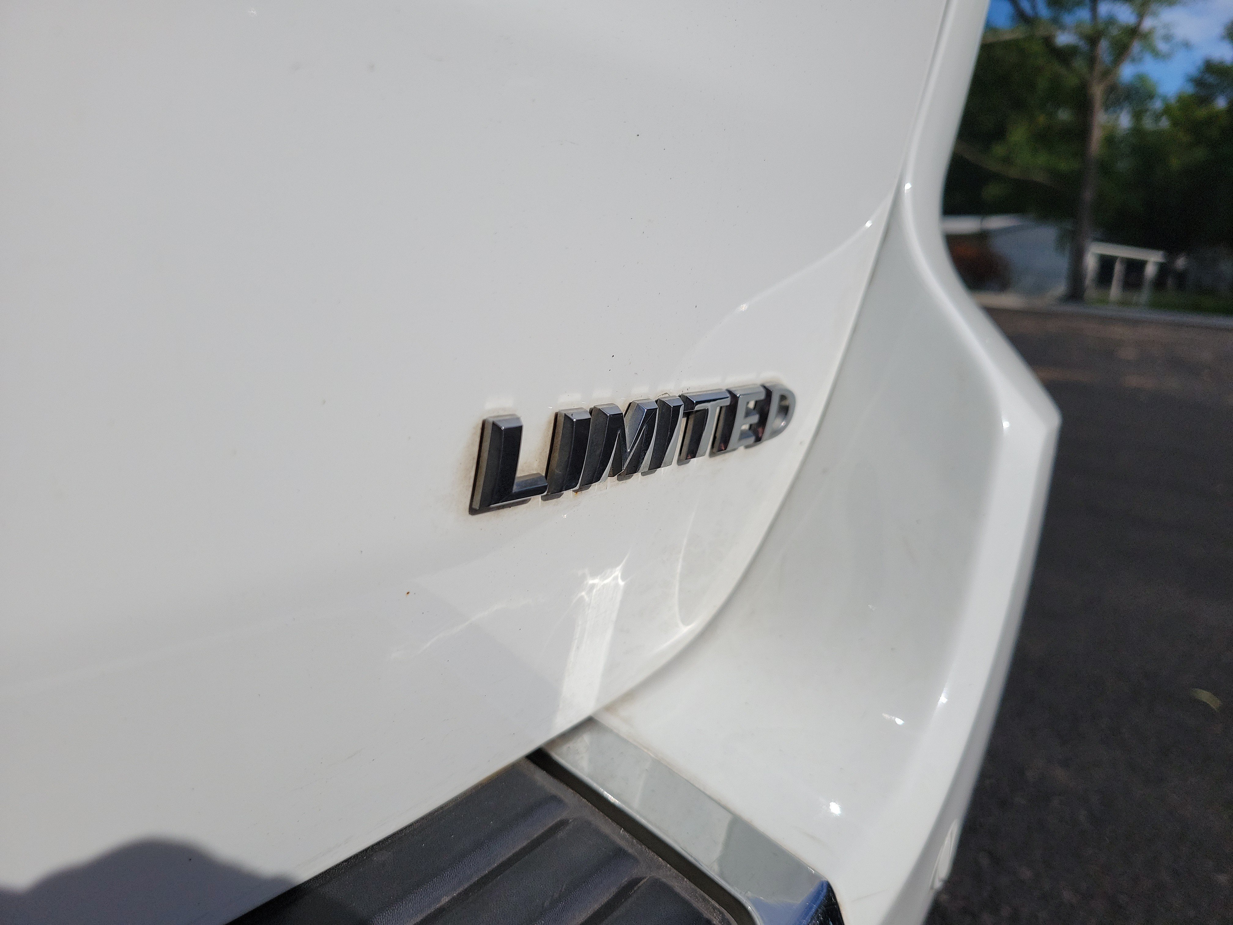 Used 2018 Bright White Clearcoat Jeep Limited image 31