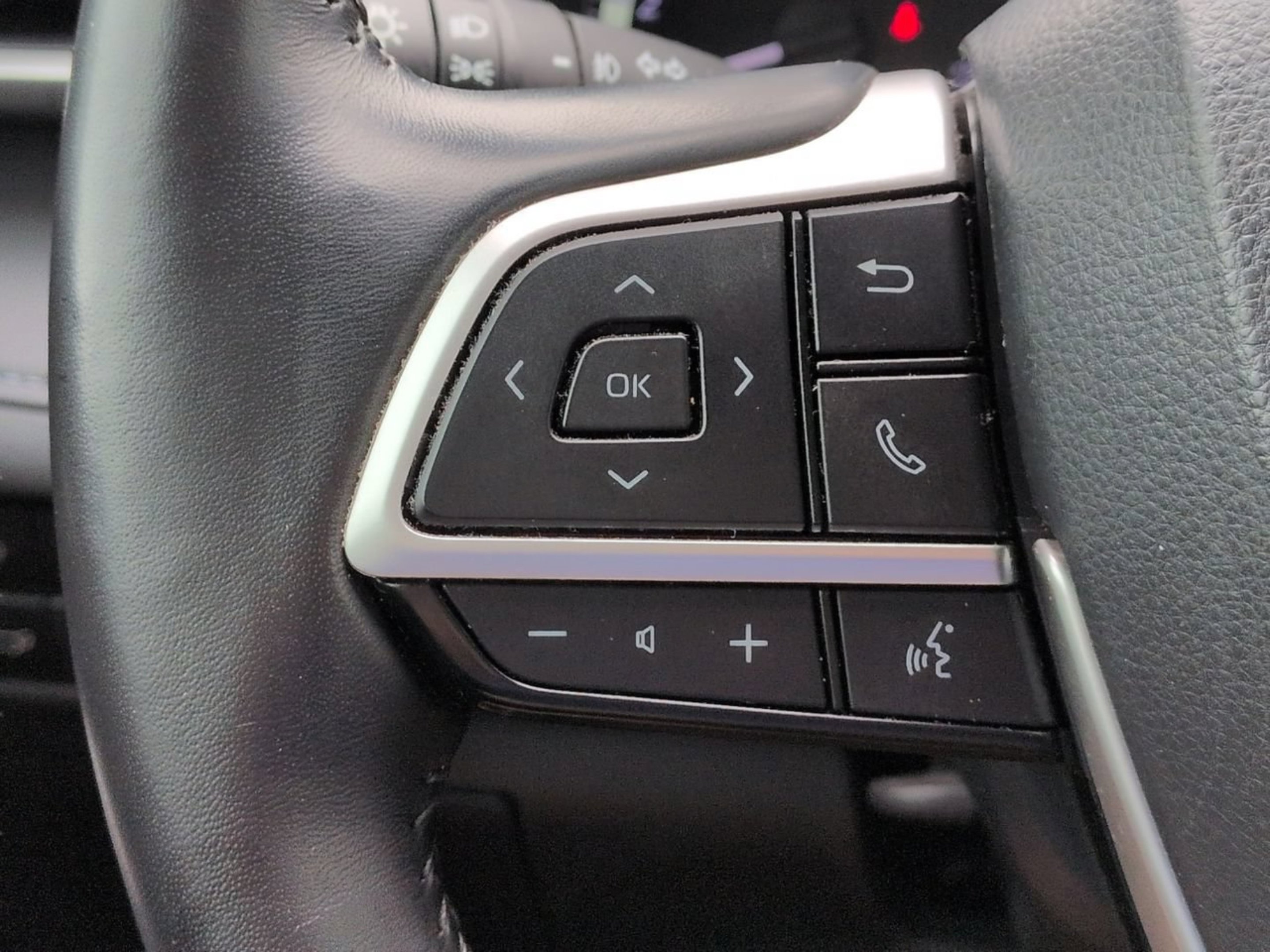 Used 2023 Moon Dust Toyota XLE image 29
