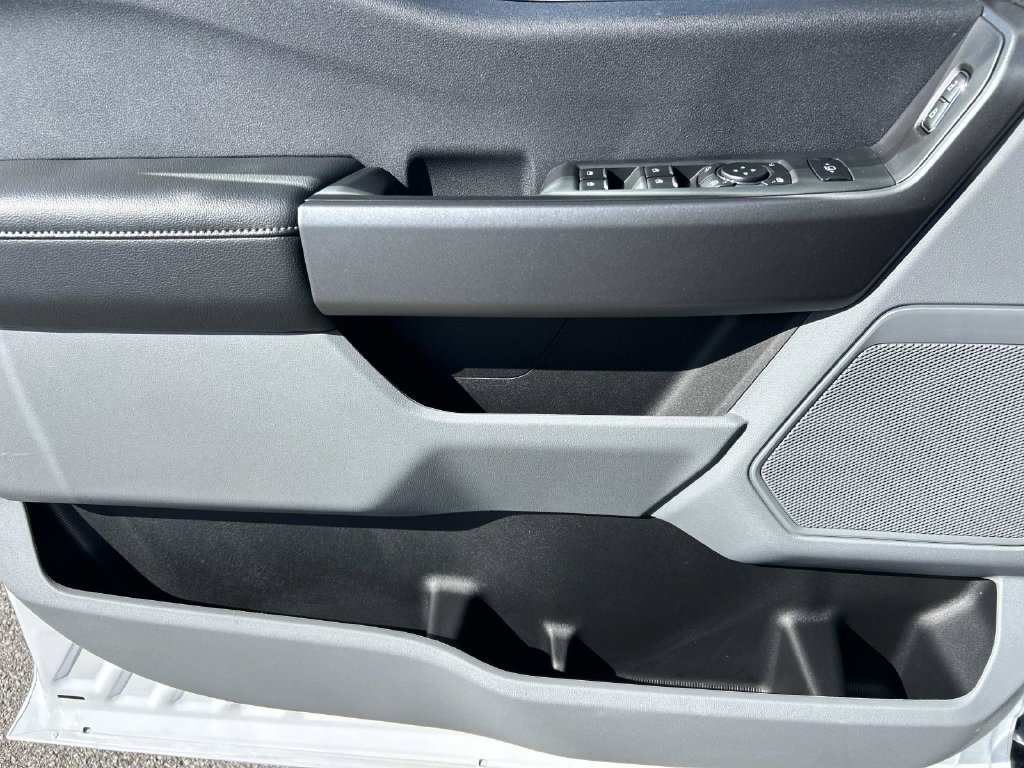 New 2027 Oxford White Ford F-250® XLT image 17