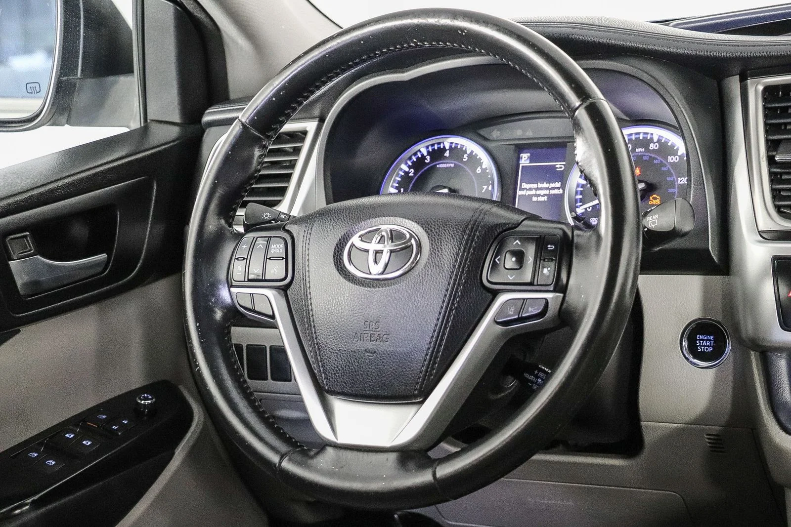 Used 2018 White Toyota XLE image 14