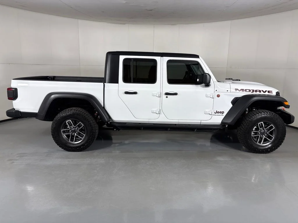 Used 2025 White Jeep Mojave image 9