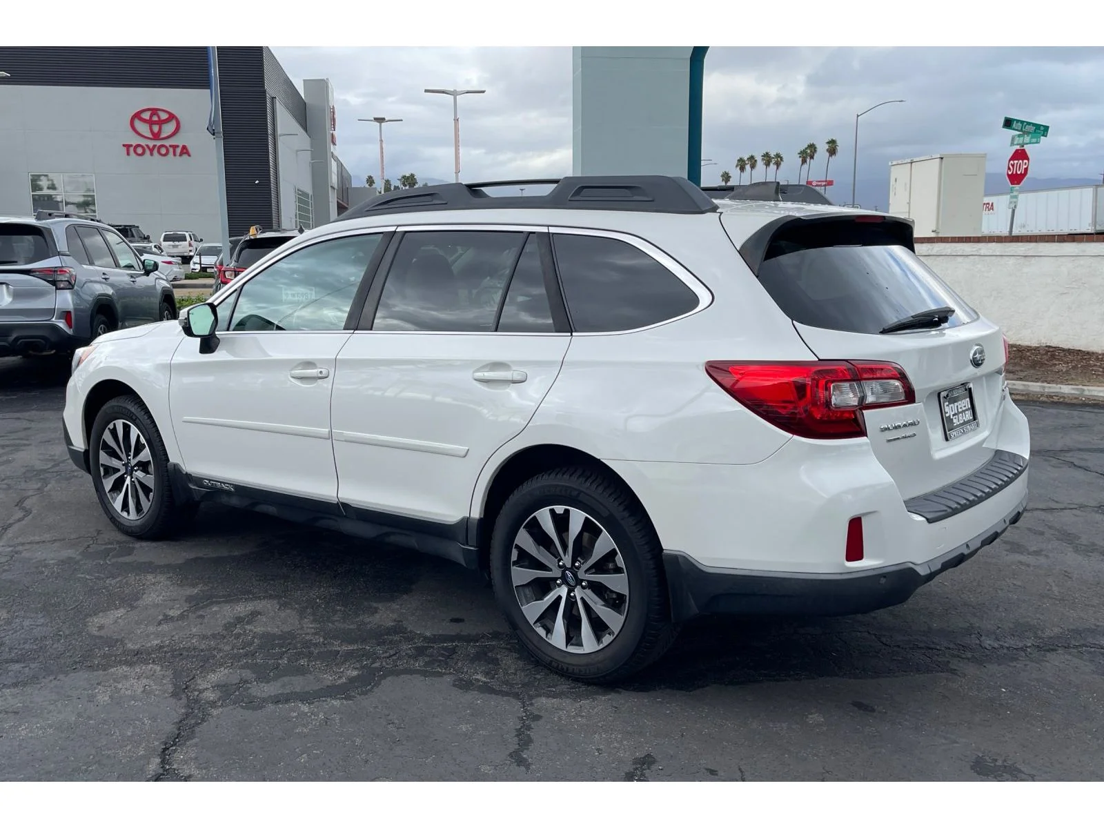 Used 2017 CRYSTAL WHITE PEA Subaru Limited image 3