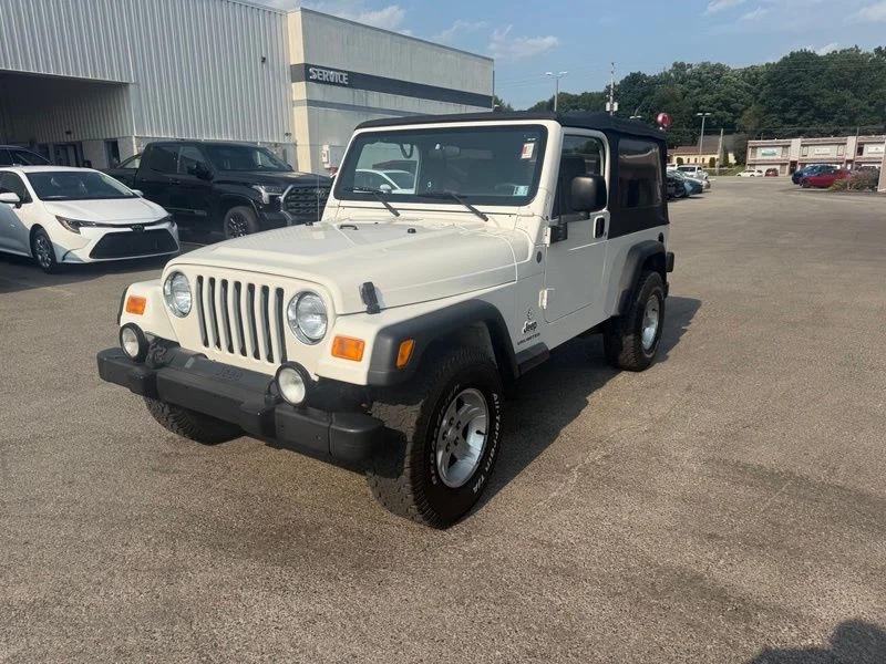 Used 2004 White Jeep Unlimited image 2