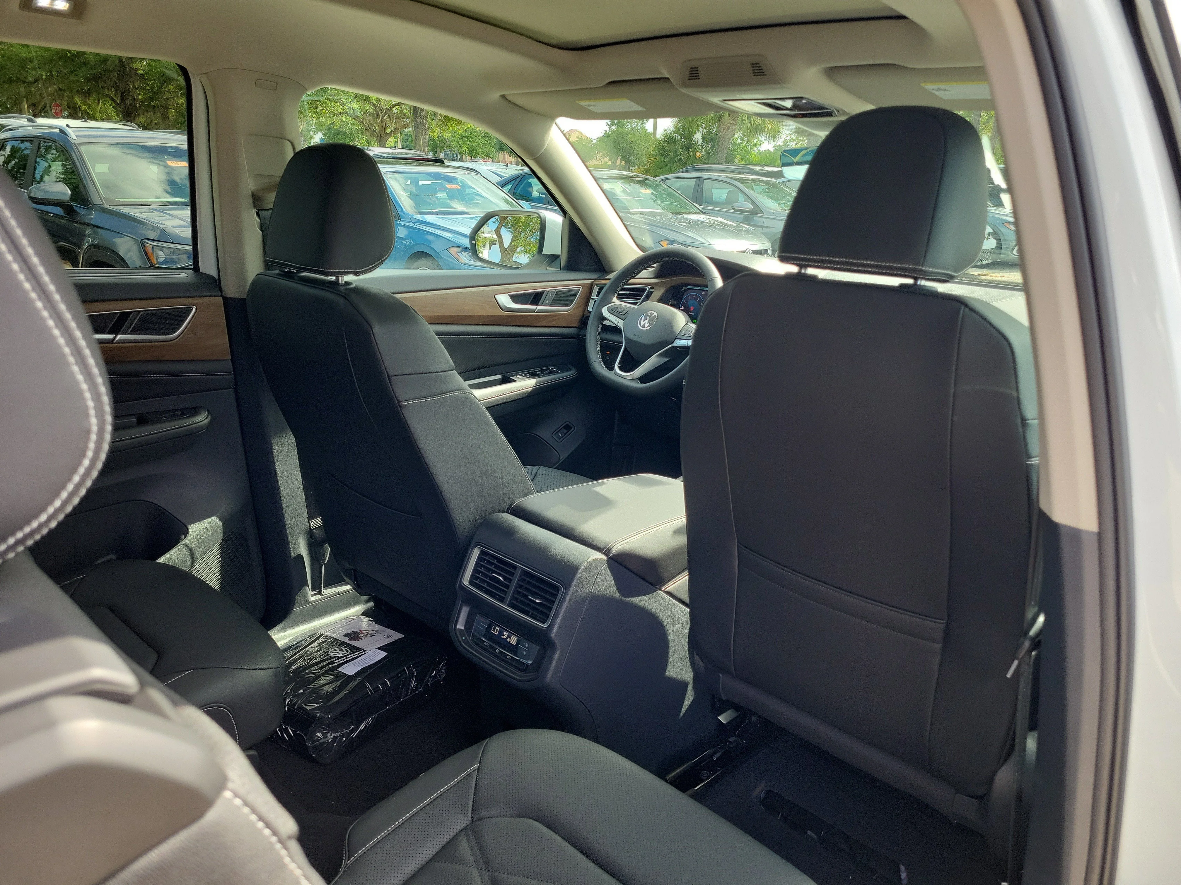 New 2026 White Volkswagen 2.0T SE w/Technology image 10