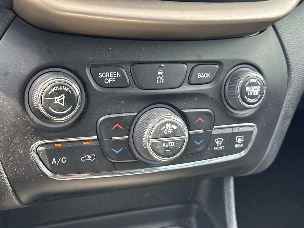 Used 2016 Green Jeep Limited image 23