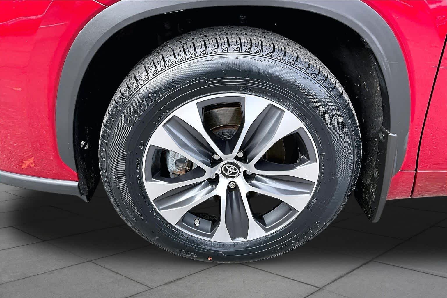 Used 2024 Ruby Flare Pearl Toyota XLE image 11