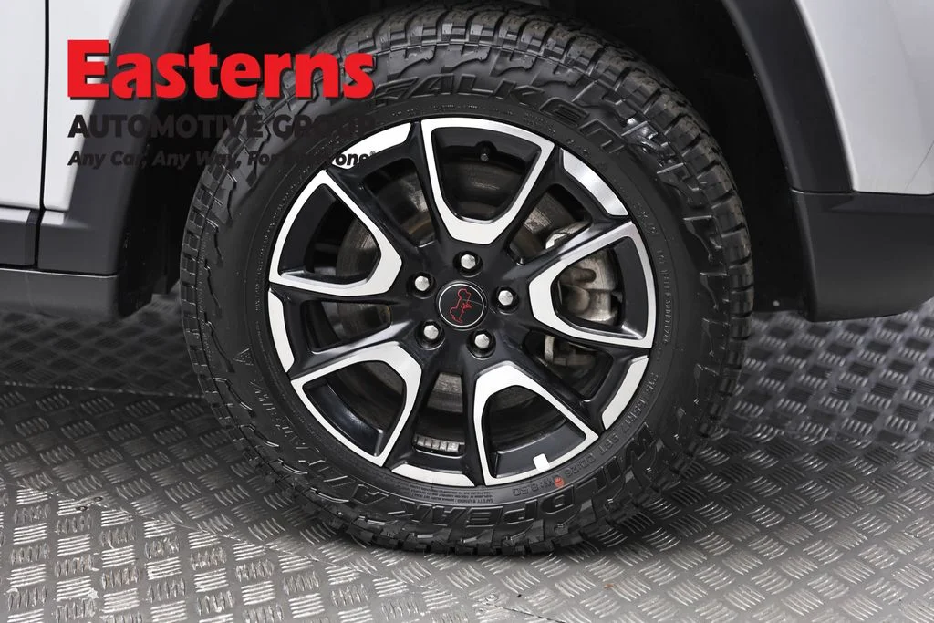 Used 2025 Silver Jeep Trailhawk image 30