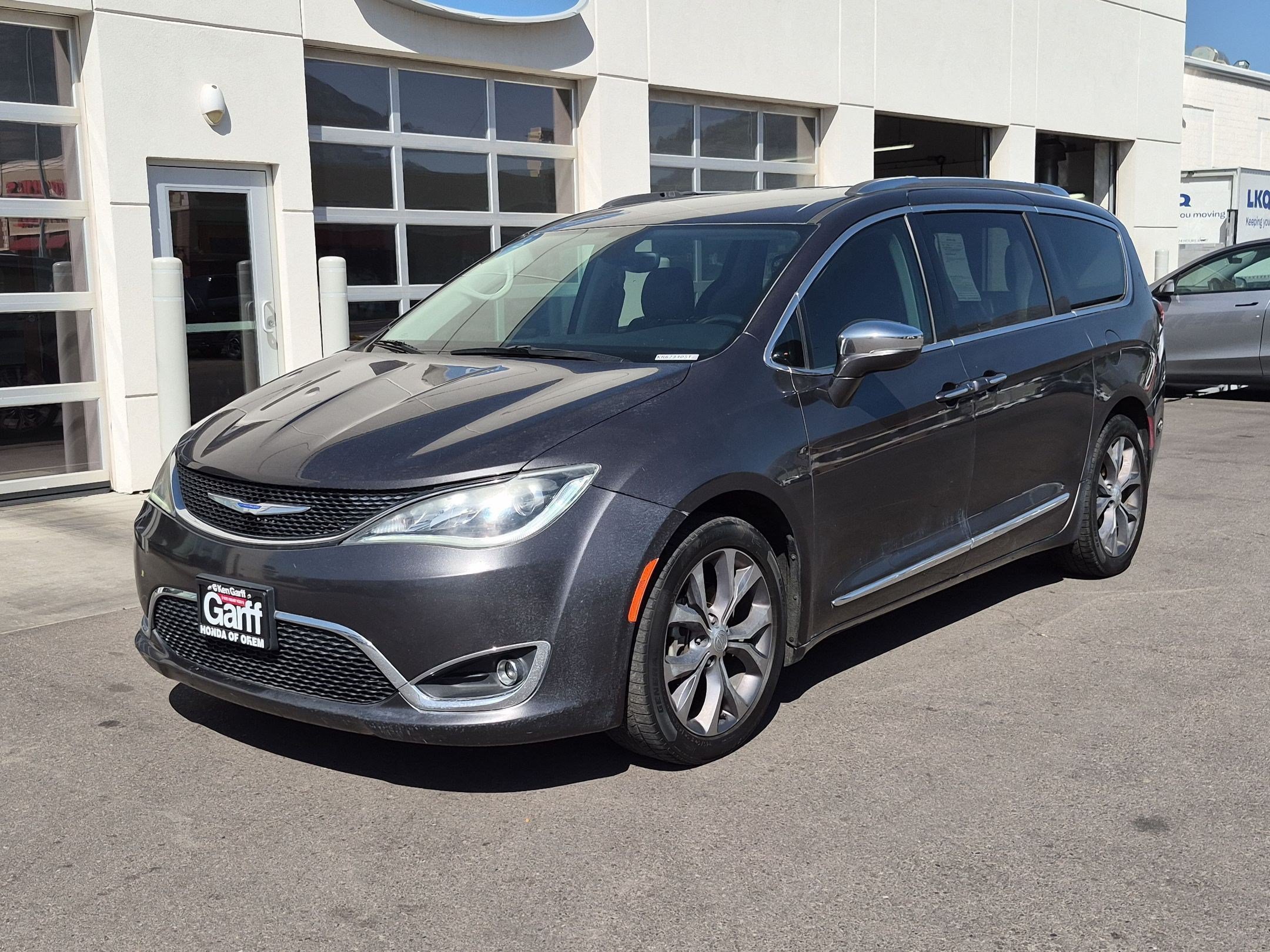 Used 2019 Granite Crystal Metallic Clearcoat Chrysler Limited image 8